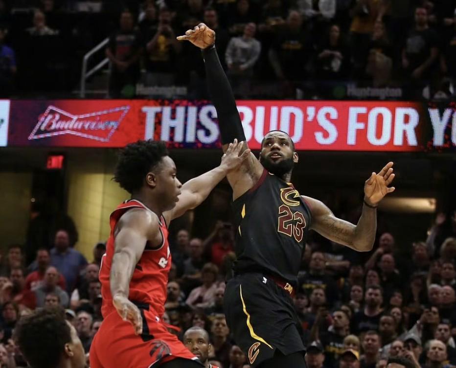 在线娱乐-记者：联盟内部人士普遍认为，詹姆斯下赛季最有可能去骑士